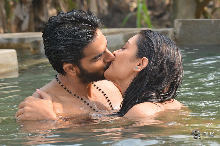 RX-100-Movie-Liplock-Stills